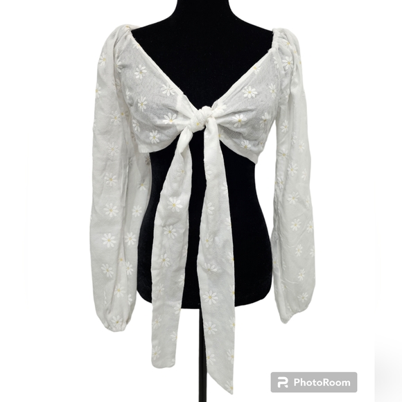 Nasty Gal, Daisy Embroidered Twist Front Crop Top NWT Size 4 - Picture 2 of 12